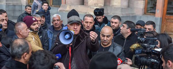 Акция протеста автодилеров перед зданием правительства (17 января 2019). Еревaн Акция протеста автодилеров перед зданием правительства (17 января 2019). Еревaн - Sputnik Армения