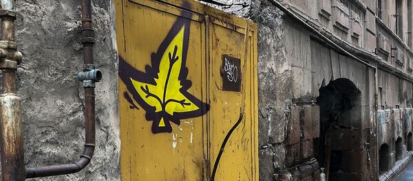 Листок, нарисованный художником Костей Августом на улице Бузанда в Ереване Листок, нарисованный художником Костей Августом на улице Бузанда в Ереване - Sputnik Армения