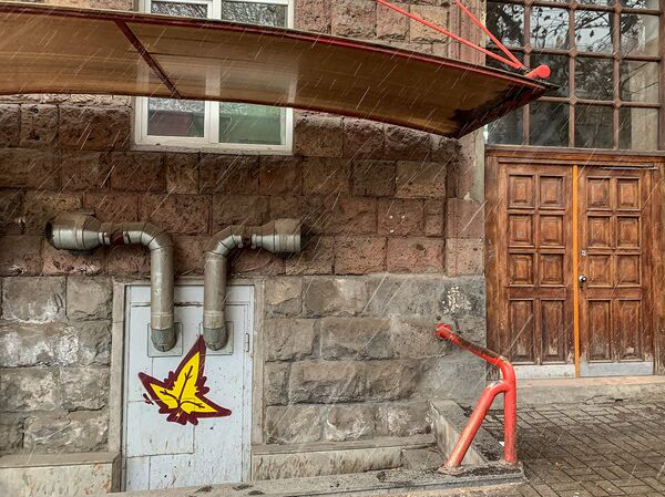 Эффект присутствия: кто оставил загадочные рисунки кленового листа на зданиях Еревана? - Sputnik Армения