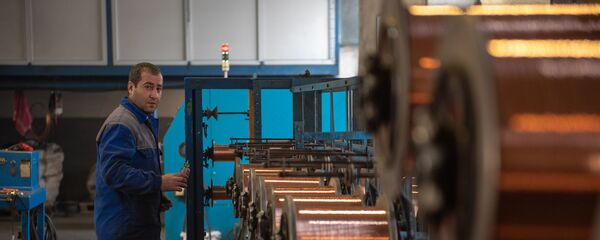 Сотрудник кабельного завода Ин-Ви Лайн за работой у станка - Sputnik Армения