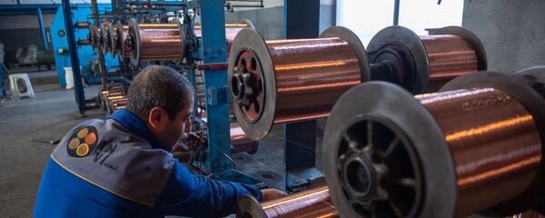 Сотрудник кабельного завода Ин-Ви Лайн за работой у станка - Sputnik Армения