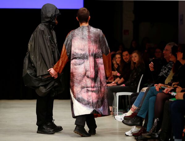 Портрет Дональда Трампа на модели во время демонстрации коллекции студентов школы дизайна на Неделе моды в Берлине - Sputnik Армения