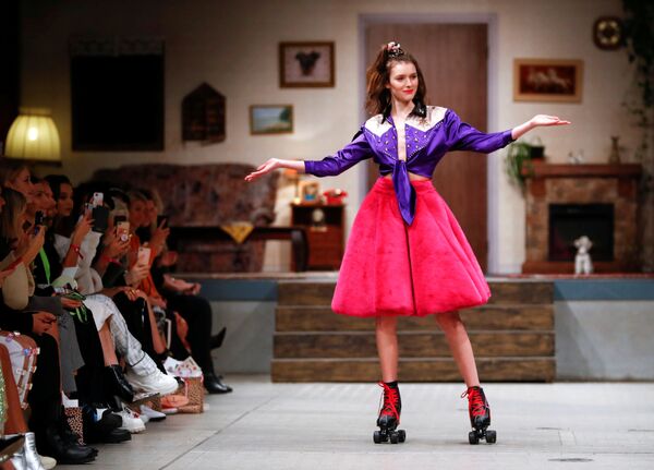 Marina Hoermanseder հավաքածուի հագուստով մոդելը Բեռլինի Նորաձևության շաբաթում։ - Sputnik Արմենիա