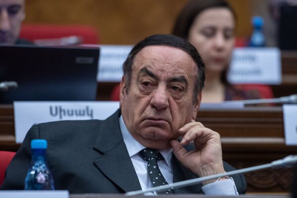 Пусть это будет их главным промахом: новички о сложностях работы в парламенте Армении - Sputnik Армения