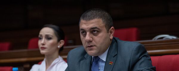 Депутат от фракции Мой Шаг Карен Саруханян на заседании Парламента (18 января 2019). Еревaн Депутат от фракции Мой Шаг Карен Саруханян на заседании Парламента (18 января 2019). Еревaн - Sputnik Армения