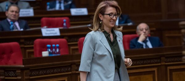 Депутат от фракции Просвещенная Армения Мане Тандилян на заседании Парламента (18 января 2019). Еревaн Депутат от фракции Просвещенная Армения Мане Тандилян на заседании Парламента (18 января 2019). Еревaн - Sputnik Армения