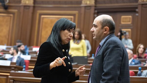 Наира Зограбян и Эдмон Марукян на заседании Парламента (18 января 2019). Еревaн - Sputnik Армения