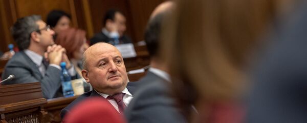 Депутат от фракции Процветающая Армения Вардан Гукасян на заседании парламента (18 января 2019). Еревaн Депутат от фракции Процветающая Армения Вардан Гукасян на заседании парламента (18 января 2019). Еревaн - Sputnik Արմենիա