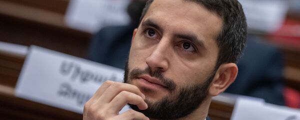 Депутат от фракции Просвещенная Армения Рубен Рубинян на заседании Парламента (18 января 2019). Еревaн - Sputnik Армения