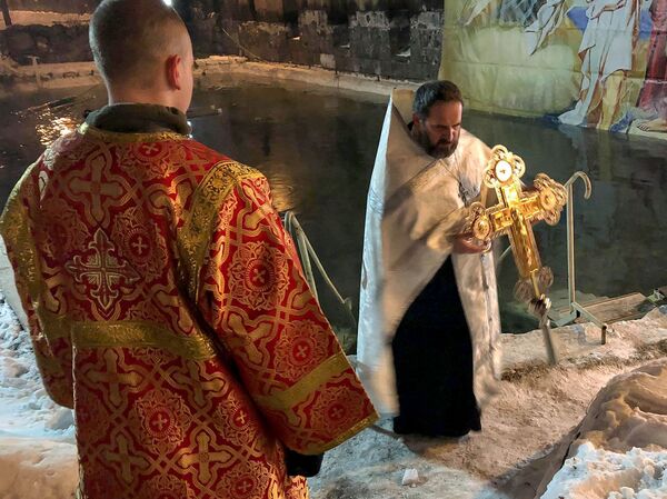 Водичка необъяснимо приятная: Крещенское купание прошло в Армении - Sputnik Армения