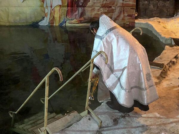 Водичка необъяснимо приятная: Крещенское купание прошло в Армении - Sputnik Армения