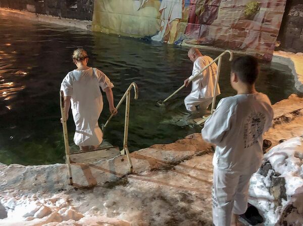 Водичка необъяснимо приятная: Крещенское купание прошло в Армении - Sputnik Армения