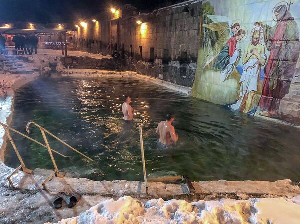 Водичка необъяснимо приятная: Крещенское купание прошло в Армении - Sputnik Армения