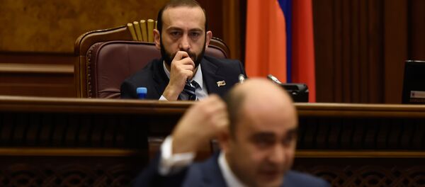 Спикер парламетна Арарат Мирзоян наблюдает выступление руководителя фракции Просвещенная Армения Эдмона Марукяна на заседании парламента Армении (15 января 2019). Еревaн - Sputnik Армения