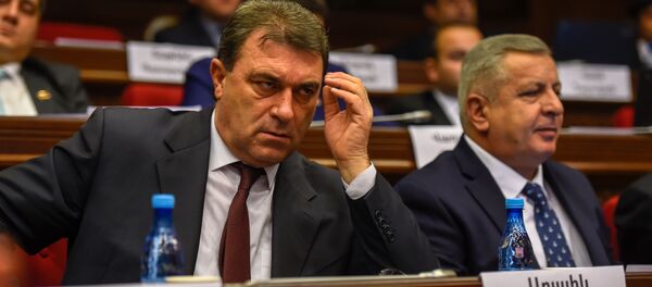 Депутаты от фракции “Процветающая Армения” Араик Агабабян и Сергей Багратян на заседании парламента Армении (15 января 2019). Еревaн - Sputnik Արմենիա