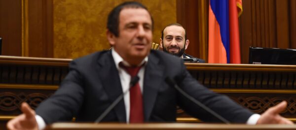Спикер парламента Арарат Мирзоян наблюдает за выступлением руководителя фракции Процветающая Армения Гагика Царукяна на заседании парламента (15 января 2019). Еревaн - Sputnik Արմենիա