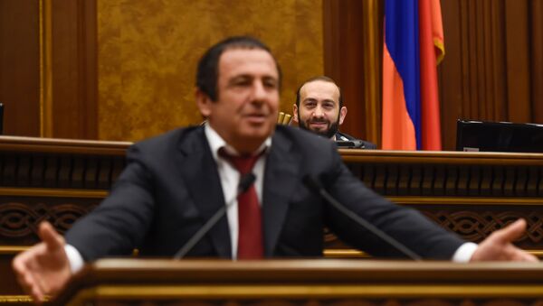 Спикер парламента Арарат Мирзоян наблюдает за выступлением руководителя фракции Процветающая Армения Гагика Царукяна на заседании парламента (15 января 2019). Еревaн - Sputnik Армения