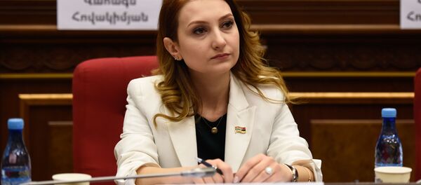 Руководитель фракции Мой Шаг Лилит Макунц на заседании парламента Армении (15 января 2019). Еревaн Руководитель фракции Мой Шаг Лилит Макунц на заседании парламента Армении (15 января 2019). Еревaн - Sputnik Արմենիա