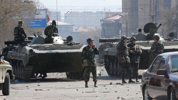 Солдаты на улице Григора Лусаворича после бурных протестов, в результате которых восемь человек погибли, более 100 получили ранения (2 марта 2008). Еревaн - Sputnik Армения