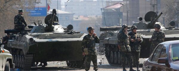 Солдаты на улице Григора Лусаворича после бурных протестов, в результате которых восемь человек погибли, более 100 получили ранения (2 марта 2008). Еревaн - Sputnik Армения