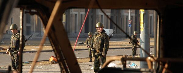 Солдаты на улице Григора Лусаворича после бурных протестов, в результате которых восемь человек погибли, более 100 получили ранения (2 марта 2008). Еревaн - Sputnik Армения