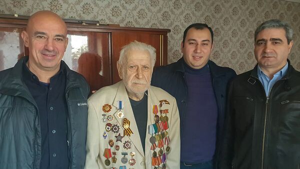 Сотрудники посольства Армении в Грузии посетили ветерана Великой Отечественной войны Серго Мирзояна (19 января 2019). Тбилиси - Sputnik Армения