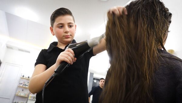 Кто самый молодой парикмахер Армении? - Sputnik Армения