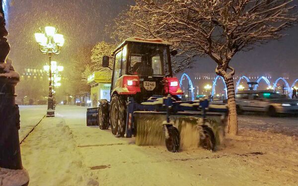 Снегоуборочная машина расчищает тротуары в Ереване - Sputnik Армения