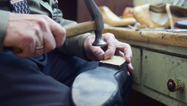 Мастер по ремонту и пошиву обуви. Архивное фото - Sputnik Армения