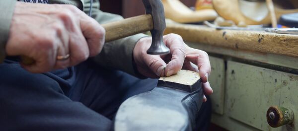 Мастер по ремонту и пошиву обуви. Архивное фото - Sputnik Армения