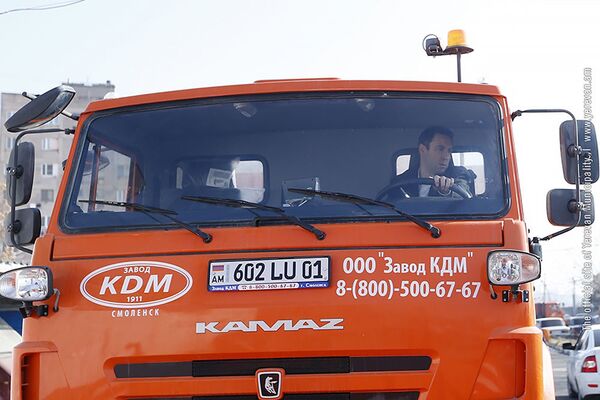 Снега нет, но неважно: мэр Еревана Айк Марутян катается на снегоуборочном КамАЗе - Sputnik Армения