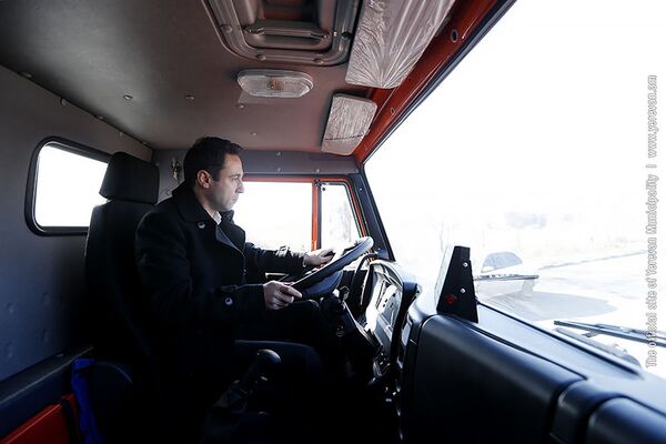 Снега нет, но неважно: мэр Еревана Айк Марутян катается на снегоуборочном КамАЗе - Sputnik Армения