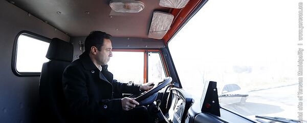 Мэр Еревана Айк Марутян за рулем новой снегоуборочной машины (21 января 2019). Еревaн - Sputnik Արմենիա