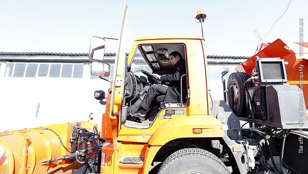 Мэр Еревана Айк Марутян за рулем новой снегоуборочной машины (21 января 2019). Еревaн - Sputnik Армения