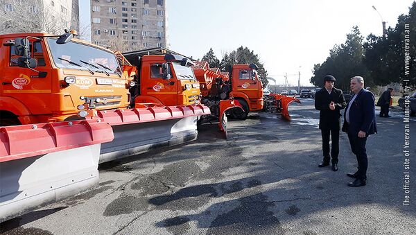 Мэр Еревана Айк Марутян осматривает новые снегоуборочные машины (21 января 2019). Еревaн - Sputnik Армения