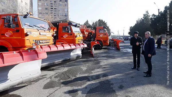 Мэр Еревана Айк Марутян осматривает новые снегоуборочные машины (21 января 2019). Еревaн - Sputnik Армения