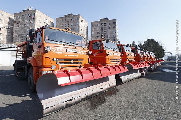 Снега нет, но неважно: мэр Еревана Айк Марутян катается на снегоуборочном КамАЗе - Sputnik Армения