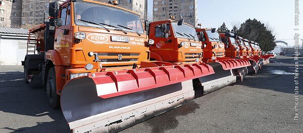 Мэр Еревана Айк Марутян осматривает новые снегоуборочные машины (21 января 2019). Еревaн Мэр Еревана Айк Марутян осматривает новые снегоуборочные машины (21 января 2019). Еревaн - Sputnik Армения