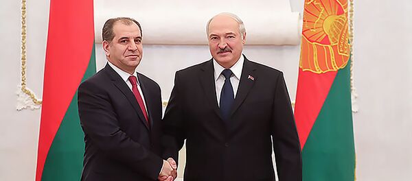Президент Беларуси Александр Лукашенко и Чрезвычайный и Полномочный Посол Армении в Беларуси Армен Гевондян (21 января 2019). Минск Президент Беларуси Александр Лукашенко и Чрезвычайный и Полномочный Посол Армении в Беларуси Армен Гевондян (21 января 2019). Минск - Sputnik Армения