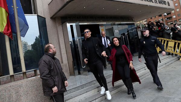 Криштиану Роналду с подругой Джорджиной Родригес выходит после выступления в суде по делу о налоговом мошенничестве (22 января 2019). Мадрид - Sputnik Արմենիա