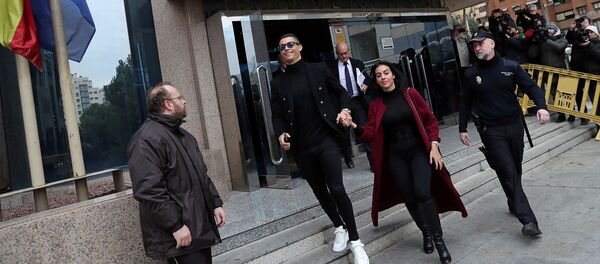 Криштиану Роналду с подругой Джорджиной Родригес выходит после выступления в суде по делу о налоговом мошенничестве (22 января 2019). Мадрид - Sputnik Армения