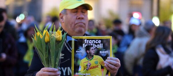 Болельщик ФК Нант держит футбольный журнал France Football с футболистом Эмилиано Сала на обложке (22 января 2019). Нант, Франция - Sputnik Армения