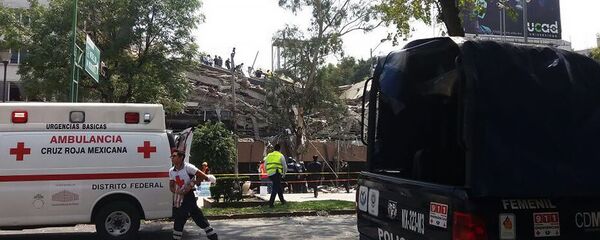 Автомобили полиции и скорой помощи в Мексике - Sputnik Армения