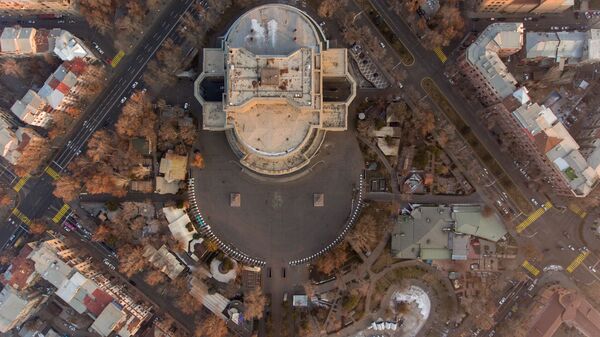 Прощай, кафе у Оперы, здравствуйте – газоны, или Что делать с ползучей агрессией - Sputnik Армения