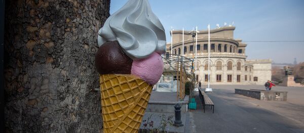 Реклама кафе рядом со зданием Оперного театра Реклама кафе рядом со зданием Оперного театра - Sputnik Армения