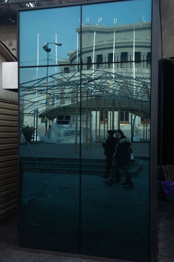 Девушки смотрят на витрину кафе рядом со зданием Оперного театра - Sputnik Армения