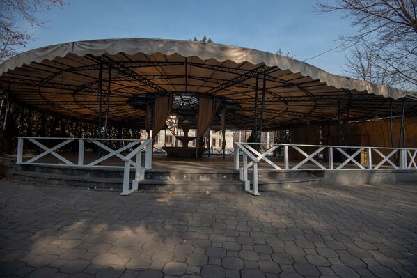 Օպերային թատրոնի շենքին հարակից տարածքում գտնվող բացօթյա սրճարան - Sputnik Արմենիա