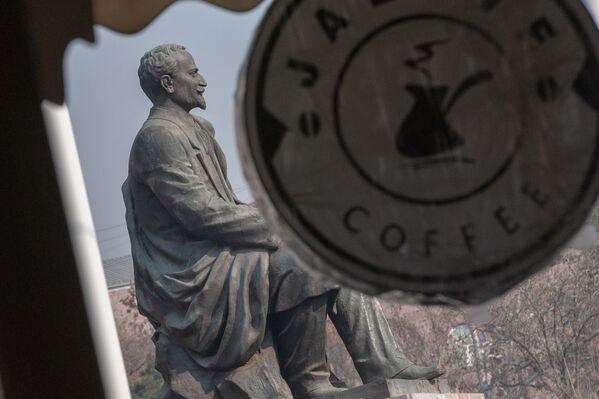 Памятник Ованесу Туманяну и рекламная вывеска кафе - Sputnik Армения