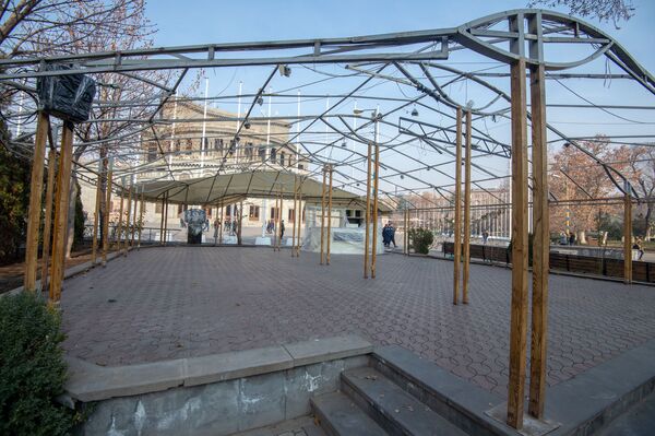 Прощай, кафе у Оперы, здравствуйте – газоны, или Что делать с ползучей агрессией - Sputnik Армения