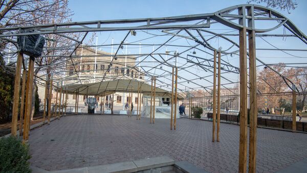 Металлическая конструкция летнего кафе рядом со зданием Оперного театра - Sputnik Արմենիա